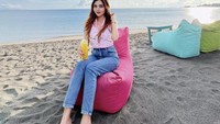  Berlibur ke pantai, DJ Ully pamer minum jus buah dengan sofa yang nyaman di tepi pantai. Foto: Instagram @ullyfrank