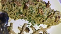 Terakhir ini nenu makanan DJ Ully, ada pasta yang enak. Ia makan ditemani dengan segelas wine dan beberapa makanan lainnya.  Foto: Instagram @ullyfrank