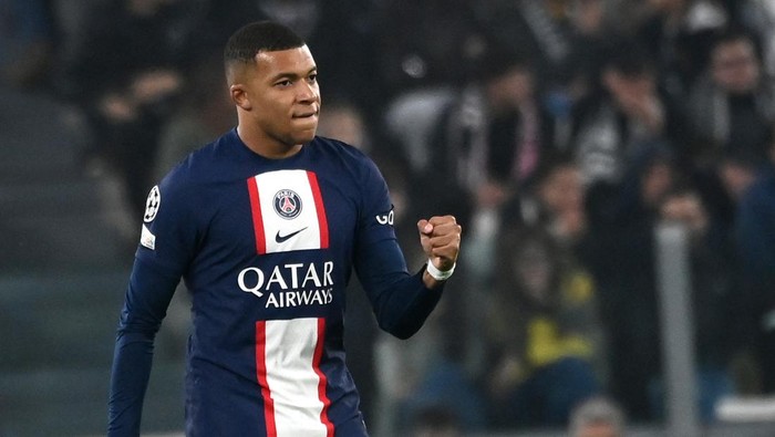 Paris Saint-Germains French forward Kylian Mbappe celebrates scoring his teams first goal during the UEFA Champions League 1st round day 6 group H football match between Juventus Turin and Paris Saint-Germain (PSG) at the Juventus stadium in Turin on November 2, 2022. (Photo by FRANCK FIFE / AFP) (Photo by FRANCK FIFE/AFP via Getty Images)