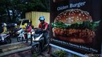 Lagi, Pemotor +62 Bajak Trotoar di Jaktim