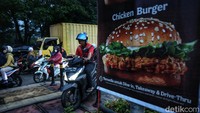 Diketahui jalan ini kerap menjadi titik kemacetan saat jam pulang kerja, sehingga para pemotor nekat untuk menggunakan jalur pejalan kaki.