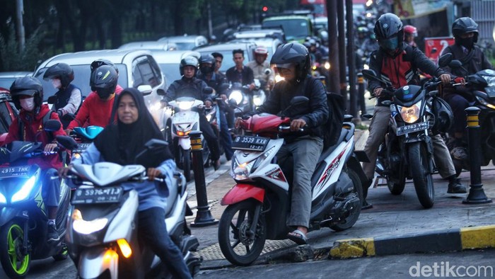 Trotoar Jalan Kolonel Sugiono, Duren Sawit, Jakarta Timur, kembali dibajak pemotor demi mempersingkat waktu. Bagaimana menurut Anda?