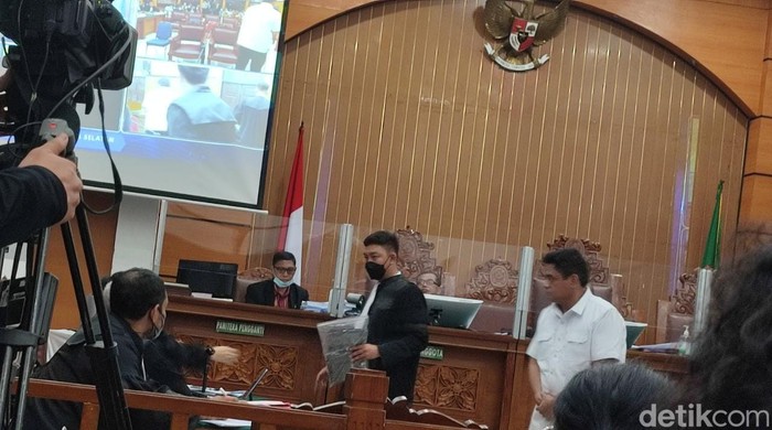 Laptop yang sudah patah, dulu digunakan untuk nobar CCTV yang merekam kejadian saat Brigadir Yosua masih hidup. (Zunita Amalia Putri/detikcom)