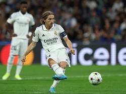Madrid mendapat hadiah penalti lima menit pertandingan berjalan. Luka Modric maju sebagai eksekutor penalti dan sukses menyarangkan bola ke gawang. Madrid memimpin 1-0. Thomas Coex/AFP/Getty Images
