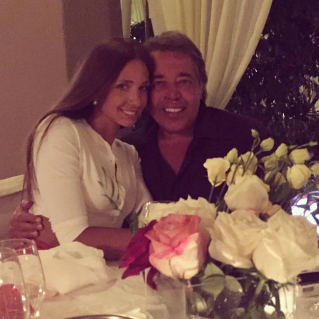 Di Instagram, Adada kerap kali mengenang kepergian suaminya yang meninggal dua bulan setelah putri kedua mereka lahir. Itu adalah kehilangan terbesar bagiku karena kami punya kehidupan pernikahan yang indah penuh cinta dan banyak berbagi momen tak terlupakan bersama, tulisnya dalam blog.Foto: Instagram @loujainaj