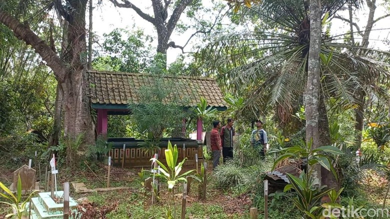 Makam Nyi Pedelingan, di Lonjong, Ngampin, Ambarawa, Kab Semarang. Foto diunggah pada Kamis (3/11/2022). Makam Nyi Pedelingan, di Lonjong, Ngampin, Ambarawa, Kab Semarang. Foto diunggah pada Kamis (3/11/2022).
