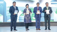 (Ki-Ka) Dirut Bank Mandiri Darmawan Junaidi, Deputi Gubernur Senior Bank Indonesia Destry Damayanti, Direktur Penilaian Perusahaan Bursa Efek Indonesia I Gede Nyoman Yetna, serta Direktur Treasury & International Bank Mandiri Panji Irawan tengah menunjukkan slide isi Mandiri ESG Report yang diluncurkan di event Mandiri Sustainability Forum, di Jakarta, Rabu (2/11/2022).  
