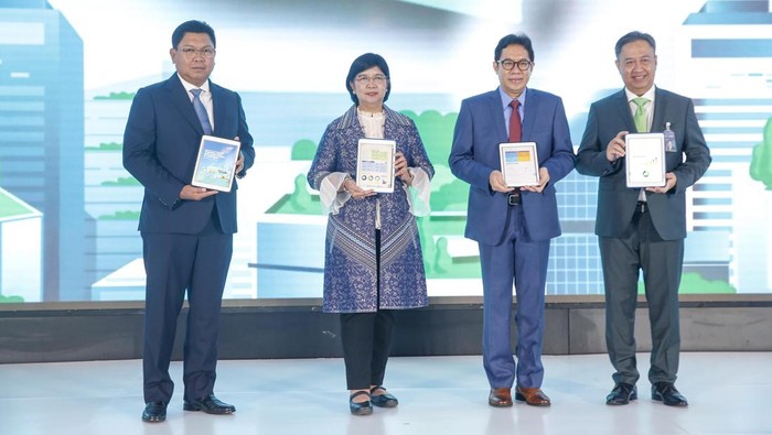 (Ki-Ka) Dirut Bank Mandiri Darmawan Junaidi, Deputi Gubernur Senior Bank Indonesia Destry Damayanti, Direktur Penilaian Perusahaan Bursa Efek Indonesia I Gede Nyoman Yetna, serta Direktur Treasury & International Bank Mandiri Panji Irawan tengah menunjukkan slide isi Mandiri ESG Report yang diluncurkan di event Mandiri Sustainability Forum, di Jakarta, Rabu (2/11/2022).