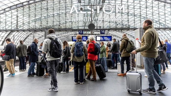 Warga Jerman yang akan menaiki kereta akan mendapatkan diskon. Hal ini menyusul kesuksesan tiket Euro 9 musim panas lalu.