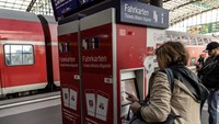 Calon penumpang membeli tiket melalui mesin tiket.