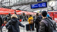 Kanselir Jerman Olaf Scholz beserta para pemimpin dari 16 negara bagian Jerman, menyepakati harga tiket kereta api bulanan yang didiskon secara nasional.