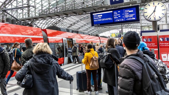 Warga Jerman yang akan menaiki kereta akan mendapatkan diskon. Hal ini menyusul kesuksesan tiket Euro 9 musim panas lalu.