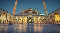 Masjid ini terletak di Istanbul, Turki. Dirunut dari sejarahnya, masjid dibangun antara tahun 1609 dan 1616 perintah Sultan Ahmed I. Foto: Getty Images/iStockphoto