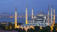Masjid Sultan Ahmed oleh masyarakat setempat dikenal dengan sebutan Sultanahmet Camii. Secara global, masjid ini juga disebut Masjid Biru karena zaman dahulu didominasi dengan warna biru. Foto: Getty Images/iStockphoto