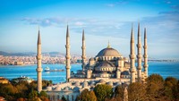 Saat ini Masjid Biru tengah menjalani proses renovasi sehingga belum bisa digunakan secara maksimal untuk beribadah. Proses renovasi sudah berlangsung sejak Juli 2017. Foto: Getty Images/iStockphoto