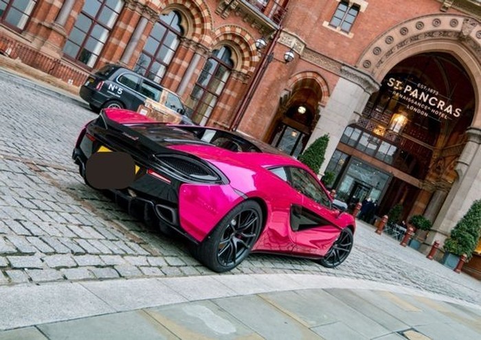 McLaren pink terparkir di depan hotel selama 2 tahun