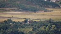Gambar ini diambil dari Unification Observation Platform, dekat zona demiliterisasi yang memisahkan kedua Korea di Paju, Korea Selatan, 6 Oktober 2022.