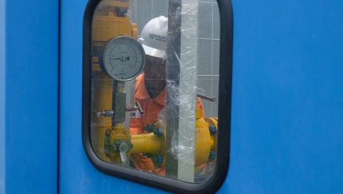 Melihat Perawatan Instalasi Gas Bumi di Borobudur Petugas melakukan perawatawan rutin instalasi stasiun gas di salah satu rumah warga di Desa Wisata Berkelanjutan Karangrejo, Borobudur, Magelang , Jawa Tengah, Rabu (2/11/2022). Guna mendukung program destinasi super prioritas pemerintah dan mewujudkan kawasan wisata ramah lingkungan PT PGN Tbk membangun pipa gas sepanjang 3.900 meter untuk melayani 204 sambungan jaringan Gas Bumi rumah tangga dan homestay di kawasan wisata Borobudur. ANTARA FOTO/Anis Efizudin/rwa.