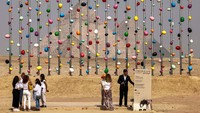 Instalasi Dreams in Giza oleh seniman Kamerun Pascale Marthine Tayou Khaled Desouki/AFP/Getty Images