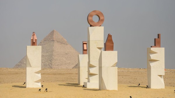 Pemandangan dari pameran Forever is Now saat karya seniman Mesir Therese Antoine terlihat di Piramida Agung Giza. Mohamed Abdel Hamid/AFP/Getty Images