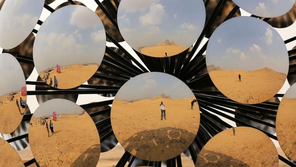 Pengunjung tercermin dalam instalasi Orb: Under the same Sun oleh seniman internasional yang berbasis di Madrid SpY. Pameran karya seni kontemporer The Forever is Now kembali diadakan di kawasan Piramida Giza, Mesir, untuk kedua kalinya. Getty Images/Fadel Dawod Pengunjung tercermin dalam instalasi Orb: Under the same Sun oleh seniman internasional yang berbasis di Madrid SpY. Pameran karya seni kontemporer The Forever is Now kembali diadakan di kawasan Piramida Giza, Mesir, untuk kedua kalinya. Getty Images/Fadel Dawod