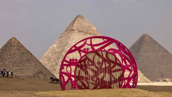 Pemandangan instalasi Rahasia Waktu oleh seniman kaligrafi Prancis-Tunisia eL Seed. Pameran seni kontemporer ini berlangsung di depan piramida Giza dari 27 Oktober hingga 30 November mendatang. Khaled Desouki/AFP/Getty Images