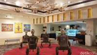 Karya seni instalasi Heri Dono menghiasi bagian lobi hotel. Bagaimana menurutmu? Foto: Tia Agnes/ detikcom