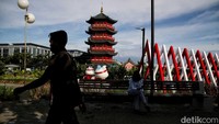 Pantjoran PIK ini memiliki ciri khas pagoda merah yang sanggup membius pengunjung.