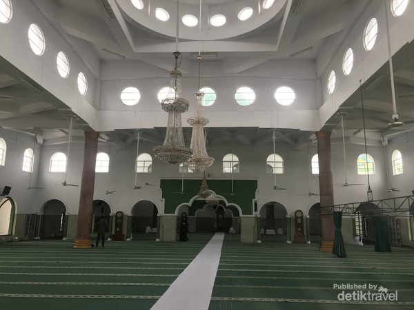Interior Masjid Jamik Pangkapinang yang megah dan lapang.