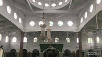 Interior Masjid Jamik Pangkapinang yang megah dan lapang.