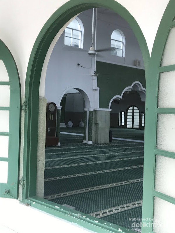 Jendela besar keluar masuknya udara segar ke dalam Masjid