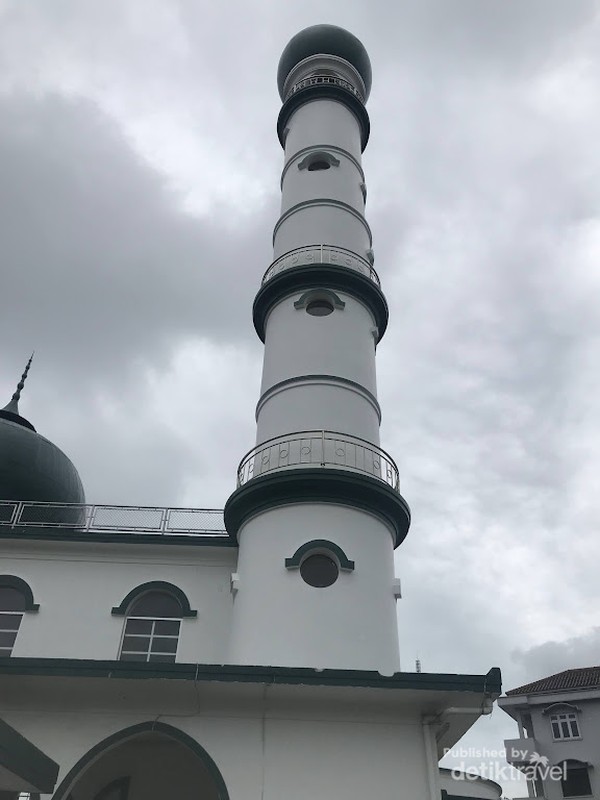Salah satu dari empat menara Masjid yang mengambarkan empat sahabat Rasulullah SAW.