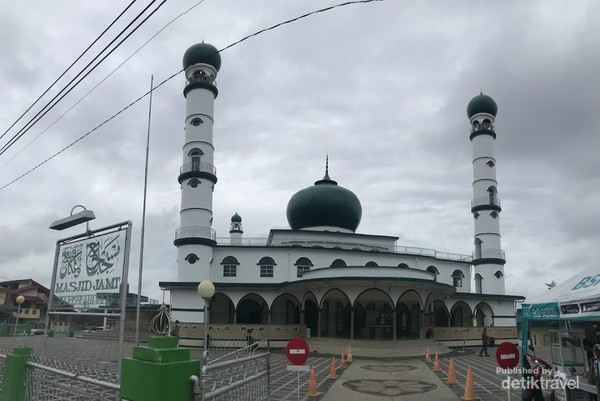 Masjid Jamik Pangkalpinang dibangun oleh masyarakat secara bergotong royong pada tahun 1936