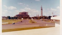 Foto ini diambil pada Mei 1973. Selanjutnya, H. Tjokroaminoto menyampaikan rencana pembangunan masjid pada presiden Ir. Soekarno. Usulan tersebut mendapatkan sambutan hangat dan akan mendapat bantuan sepenuhnya dari Presiden RI pertama itu. Saat itu, Ir. Soekarno juga sekaligus diangkat menjadi kepala bagian teknik pembangunan Masjid Istiqlal dan ketua dewan juri untuk menilai sayembara maket Istiqlal. Dok. F. Silaban via ArsitekturIndonesia