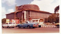 Sejumlah mobil melintas di depan pembangunan Masjid Istiqlal pada Mei 1973. Pasca kemerdekaan pun persiapan pembangunan menyita waktu. Penetapan pemenang rancangan bangunan baru terjadi pada 1956. Saat pengumuman pemenang 3 April 1956 malam di Istana Negara diadakan juga pemungutan sumbangan-sumbangan secara sukarela. Dok. F. Silaban via ArsitekturIndonesia