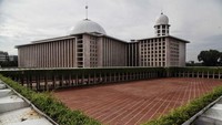 Sementara Bung Hatta mengusulkan lokasi pembangunan masjid terletak di Jalan Thamrin, yang pada saat itu banyak dikelilingi kampung-kampung di sekitarnya. Namun akhirnya Presiden Soekarno memutuskan untuk membangun di lahan bekas benteng Belanda. Karena di seberangnya telah berdiri gereja Kathedral dengan tujuan untuk memperlihatkan kerukunan dan keharmonisan kehidupan beragama di Indonesia. Pradita Utama/detikcom