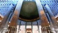 Dalam proses pembangunannya, Masjid Istiqlal mengalami banyak persoalan. Selama lima tahun pertama dari 1961 hingga 1965, pembangunan tidak mengalami banyak kemajuan. Pembangunan masjid tersendat karena situasi politik yang kurang kondusif. Puncaknya terjadi pada tahun 1965 saat meletus peristiwa G30S/PKI. Hal ini kemudian mengakibatkan pembangunan masjid terhenti. Agung Pambudhy/detikcom