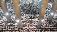 Pada tahun 1966, setelah situasi politik mereda, Menteri Agama KH. Muhammad Dahlan mempelopori kembali pembangunan masjid ini. Kepengurusan dipegang oleh KH. Idham Chalid yang bertindak sebagai Koordinator Panitia Nasional Pembangunan Masjid Istiqlal. Grandyos Zafna/detikcom