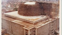 Foto aerial memperlihatan pembangunan Masjid Istiqlal pada April 1973. Setelah kemerdekaan Indonesia pada tahun 1945, tercetus cita-cita untuk membangun sebuah masjid yang mampu menjadi simbol bagi Indonesia. Pada tahun 1953, KH. Wahid Hasyim bersama H. Agus Salim, Anwar Tjokroaminoto dan Ir. Sofwan dan dibantu sekitar 200 tokoh Islam pimpinan KH. Taufiqorrahman mengusulkan untuk mendirikan sebuah yayasan. Kemudian pada tanggal 7 Desember 1954 didirikanlah yayasan Masjid Istiqlal yang diketuai oleh H. Tjokroaminoto untuk mewujudkan ide pembangunan masjid nasional tersebut. Dok. F. Silaban via ArsitekturIndonesia
