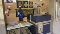 Museum Alamoudi berada di daerah El Shimeisi, pinggiran kota suci Mekah. Untuk mencapainya, perlu sekitar 15 menit berkendara mobil dari Masjidil Haram.