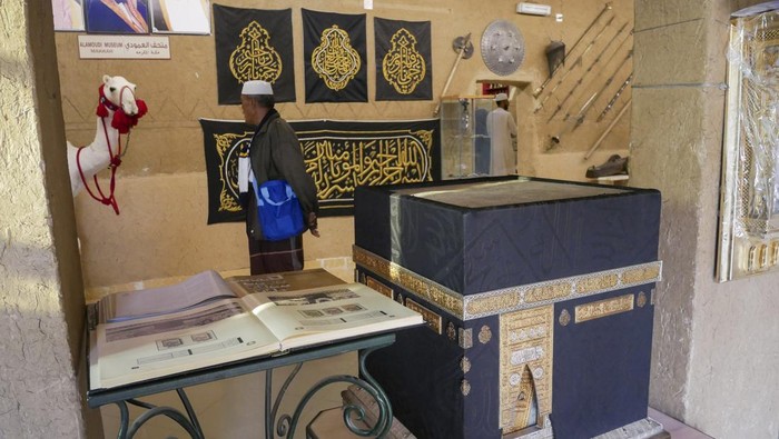 Pengunjung melihat koleksi museum di Museum Almoudi, Mekkah, Arab Saudi, Jumat (28/10/22). Museum tersebut berisikan berbagai properti peradaban dan perlengkapan hidup sehari- hari masyarakat Arab di zaman dulu. ANTARA FOTO/Rivan Awal Lingga/foc.