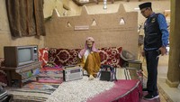 Museum Alamoudi berisikan berbagai properti peradaban dan perlengkapan hidup sehari-hari masyarakat Arab di zaman dulu. Mulai dari sumur, batu bangunan, perlengkapan memasak, serta makan dan minum, toko, rumah, ranjang, sofa, perhiasan, dan pakaian. Ada juga peralatan perang tentara Arab, seperti baju dan pedang.