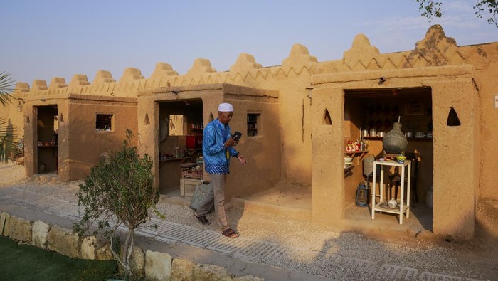 Pengunjung melihat koleksi museum di Museum Almoudi, Mekkah, Arab Saudi, Jumat (28/10/22). Museum tersebut berisikan berbagai properti peradaban dan perlengkapan hidup sehari- hari masyarakat Arab di zaman dulu. ANTARA FOTO/Rivan Awal Lingga/foc.