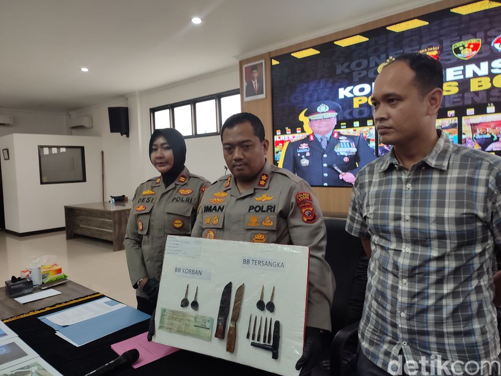MHS dan RG, pelaku pencurian kendaraan bermotor di Bogor dan Depok. (Rizky Adha Mahendera/detikcom)