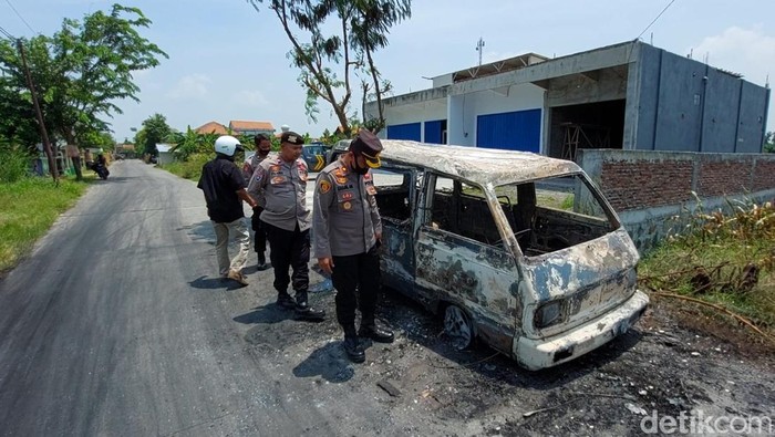 Mobil minibus yang terbakar di Kendal, Kamis (3/11/2022).
