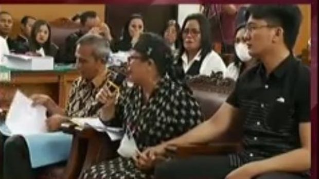 Momen adik Yosua genggam erat tangan ibunya di sidang (20detik)