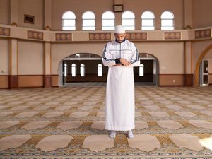 Hukum Memejamkan Mata saat Sholat, Boleh atau Tidak?