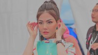 Dalam channel YouTube Tema Indonesia, Nita Gunawan mengatakan pernah berantem dengan cewek sewaktu sekolah karena disangka merebut pacar orang. (Foto: dok Instagram)