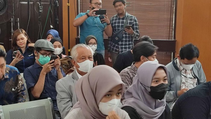 OC Kaligis di Kursi Pengunjung Sidang Anak Buah Sambo