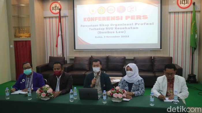 Lima organisasi profesi (OP) di Kabupaten Kudus, Jawa Tengah ramai-ramai menolak rancangan Undang-undang tentang kesehatan pada Omnibus Law, Kamis (3/11/2022).